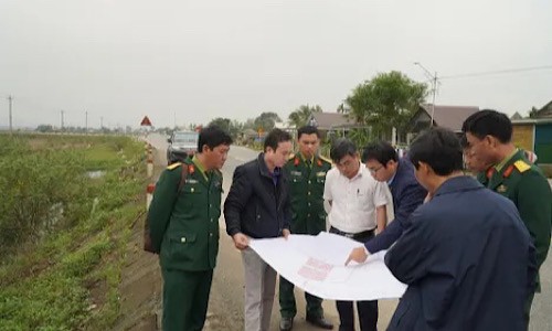 Lãnh đạo huyện Cam Lộ (áo trắng) cùng đại diện chủ đầu tư đang thảo luận việc xây dựng dự án.