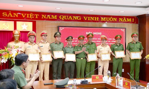 Nhiều cá nhân, tập thể được nhận bằng khen của Giám đốc Công an tỉnh Thừa Thiên Huế.