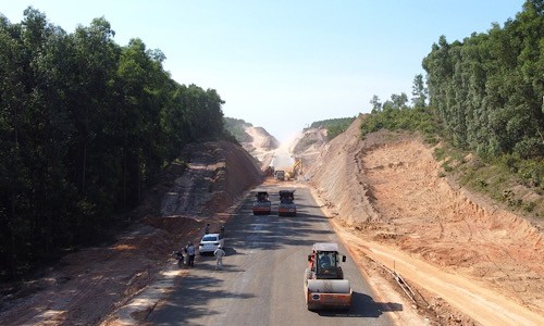 Thi công cao tốc Cam Lộ - La Sơn đoạn qua tỉnh Quảng Trị.