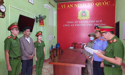 Cơ quan công an đọc lệnh bắt tạm giam đối với Nguyễn Quốc Anh.