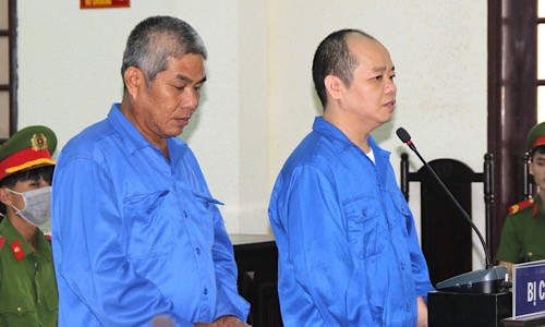 Đối tượng Võ Viết Đạt (bìa phải) và Đoàn Thanh Tuấn tại phiên tòa xét xử sở thẩm.
