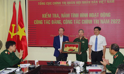 Lãnh đạo tỉnh Thừa Thiên Huế tặng quà Thượng tướng Đỗ Căn và đoàn công tác Tổng cục Chính trị QĐND Việt Nam.