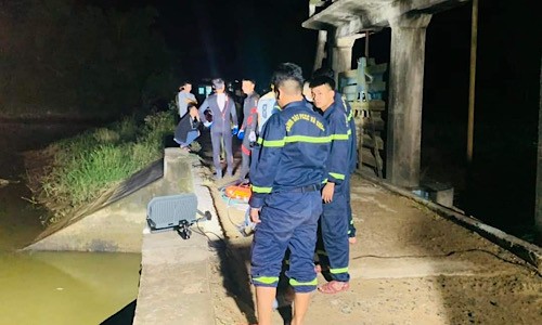 Lực lượng Phòng Cảnh sát PCCC-CNCH Công an tỉnh Quảng Trị có mặt tại hiện trường trục vớt xe máy của ông D. 