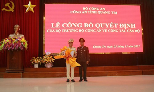 Đại tá Nguyễn Văn Thanh, Giám đốc Công an tỉnh trao quyết định của Bộ trưởng Bộ Công an bổ nhiệm Thượng tá Lê Phi Hùng giữ chức vụ Phó Giám đốc Công an tỉnh Quảng Trị. 