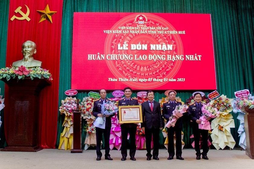 Thừa ủy quyền Chủ tịch nước, Bí thư Tỉnh ủy Lê Trường Lưu trao tặng Huân chương Lao động hạng Nhất cho Viện KSND tỉnh Thừa Thiên Huế.