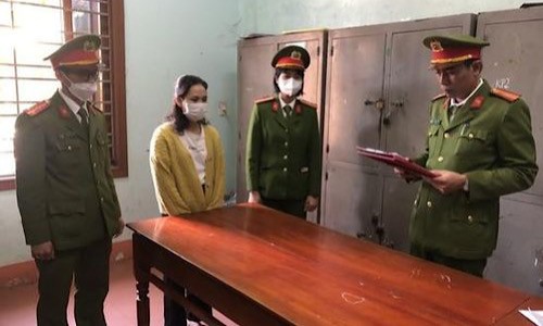 Công an tống đạt quyết định bắt giữ đối tượng Nguyễn Thị Thắm.