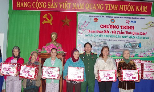 Đại tá Hà Văn Ái – Phó Chính ủy Bộ CHQS tỉnh tặng quà cho bà con có hoàn cảnh khó khăn.