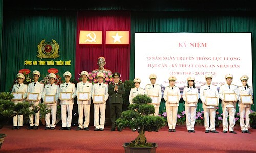 Đại tá Nguyễn Thanh Tuấn, Giám đốc Công an tỉnh Thừa Thiên Huế trao giấy khen cho các tập thể, cá nhân thuộc lực lượng Hậu cần - Kỹ thuật đạt thành tích xuất sắc.