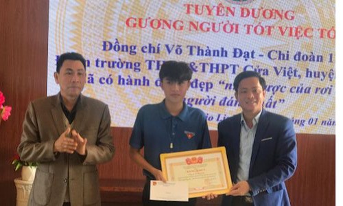 Đoàn TNCS Hồ Chí Minh tỉnh Quảng Trị phối hợp với Trường THCS và THPT Cửa Việt tuyên dương em Võ Thành Đạt. 