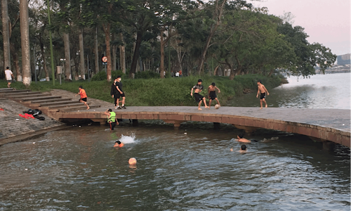 Trẻ em tập trung ra Cầu Bán Nguyệt để tắm và vui chơi.