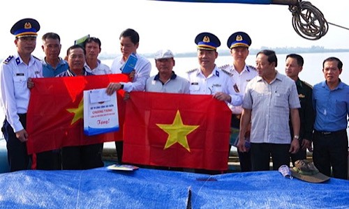 Tặng cờ Tổ quốc, tuyên truyền chống khai thác thủy sản bất hợp pháp cho ngư dân Quảng Trị.