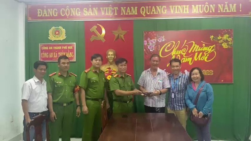 Công an xã Thủy Bằng, TP Huế trao trả ví chứa nhiều tài sản giá trị cho ông Tay Kah Beng.