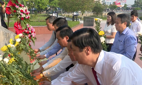 Lãnh đạo tỉnh Quảng Trị dâng hoa tưởng niệm Tổng Bí thư Lê Duẩn.
