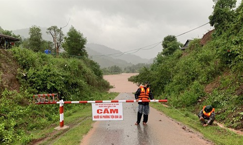 BĐBP Quảng Trị chốt chặn một điểm cầu tràn bị ngập trong mưa lũ tại địa bàn huyện Hướng Hóa.