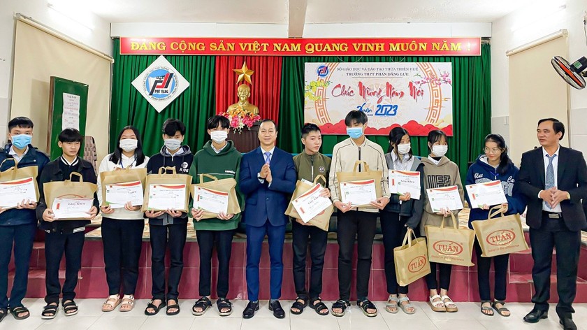 Ông Nguyễn Đăng Huy, Tổng giám đốc Công ty TNHH sản xuất TMDV Đăng Tuấn trao học bổng cho các em học sinh trường THPT Phan Đăng Lưu. 