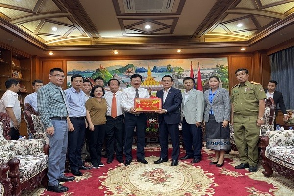 Đoàn công tác Công an tỉnh Thừa Thiên Huế thăm, tặng quà các đơn vị.