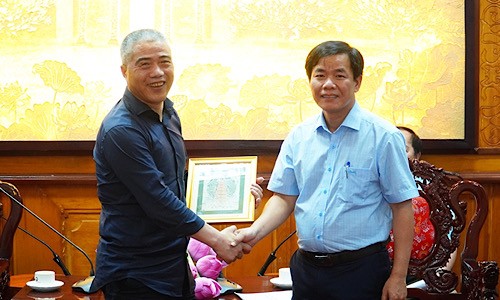 Chủ tịch UBND tỉnh Nguyễn Văn Phương tiếp Chủ tịch HĐQT Công ty TNHH Kanglongda Zhang Jian Fang (trái). 