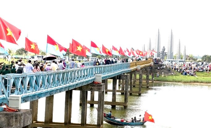 Đôi bờ Hiền Lương - Bến Hải rợp bóng cờ hoa trong ngày hội Thống nhất non sông.