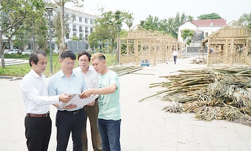 Phó Chủ tịch Thường trực UBND tỉnh Nguyễn Thanh Bình kiểm tra công tác chuẩn bị Festival nghề truyền thống.