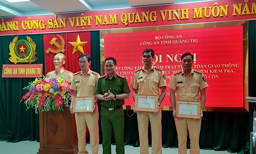 Thượng tá Kiều Đức Tính, Phó Giám đốc Công an tỉnh Quảng Trị, trao giấy khen cho các tập thể có thành tích xuất sắc.