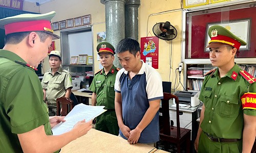 Công an đọc lệnh bắt tạm giam Nguyễn Minh Hoàn.