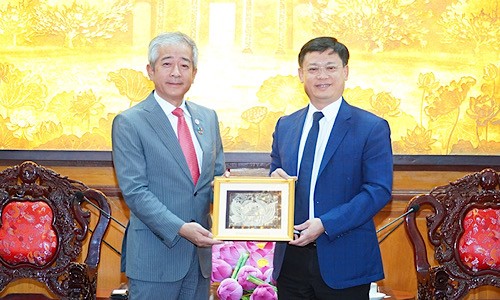 Phó Chủ tịch Thường trực UBND tỉnh Nguyễn Thanh Bình trao quà lưu niệm cho Phó thị trưởng Masahiro Shimizu.