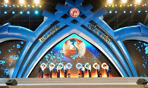 Lãnh đạo Bộ Văn hoá – Thể thao và Du lịch; lãnh đạo tỉnh Quảng Trị và đại diện đơn vị tài trợ thực hiện nghi thức chính thức khai mạc Lễ hội Văn hoá - Ẩm thực Việt Nam 2023.