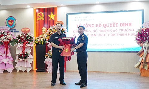 Phó Tổng cục trưởng Tổng cục Hải quan Hoàng Việt Cường (bên phải) trao quyết định và tặng hoa chúc mừng Tân Cục trưởng Cục Hải quan Thừa Thiên Huế Nguyễn Quang Thanh.