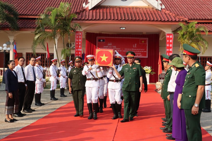 Ban công tác đặc biệt tỉnh Thừa Thiên Huế và Ban công tác đặc biệt tỉnh SaLaVan và Se Kong – Lào tiễn đưa các anh hùng liệt sĩ về quê hương Việt Nam.