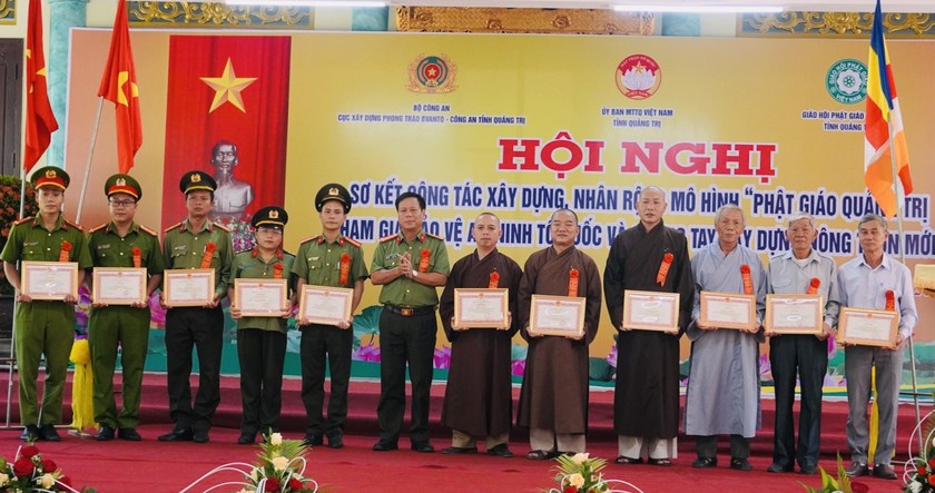Đại tá Nguyễn Văn Thanh, Giám đốc Công an tỉnh trao giấy khen cho các tập thể, cá nhân có nhiều thành tích.