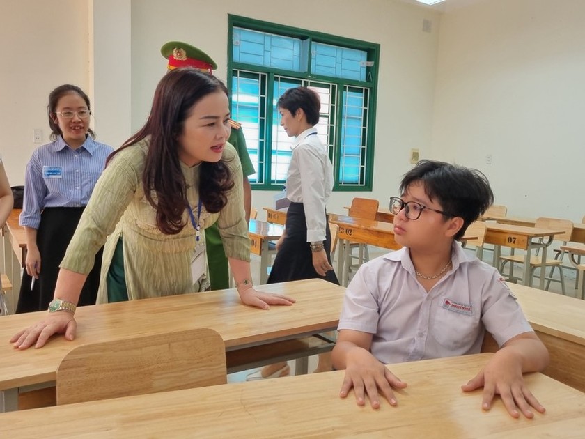 Bà Lê Thị Hương, Giám đốc Sở Giáo dục và Đào tạo tỉnh Quảng Trị thăm hỏi, động viên thí sinh tại phòng thi riêng.