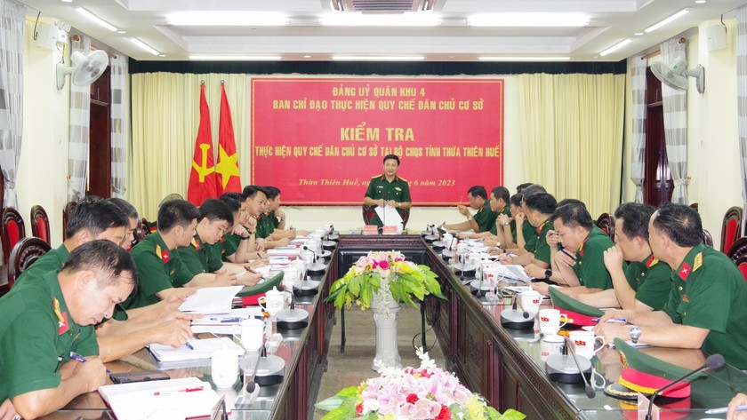 Đoàn công tác làm việc với Bộ CHQS tỉnh Thừa thiên Huế.