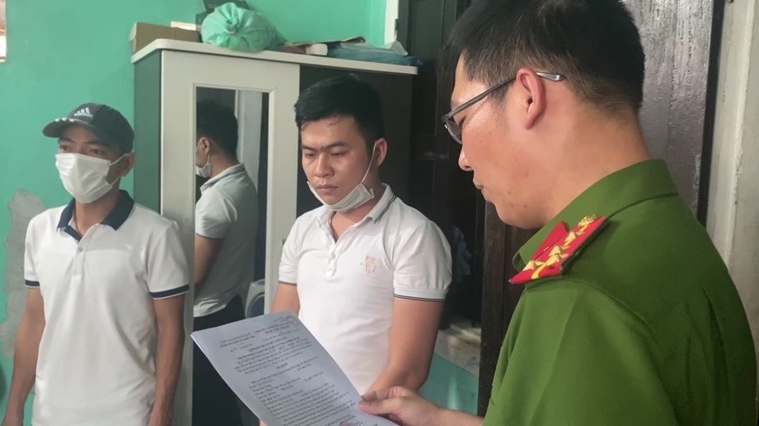 Lực lượng Công an đọc lệnh bắt tạm giam Nguyễn Giàu.