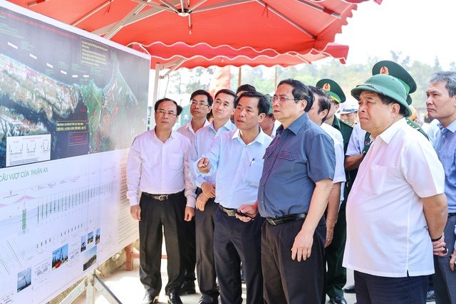Thủ tướng Phạm Minh Chính và lãnh đạo tỉnh Thừa Thiên Huế kiểm tra tiến độ dự án cầu qua cửa biển Thuận An có nguồn vốn từ ngân sách Trung ương và địa phương.