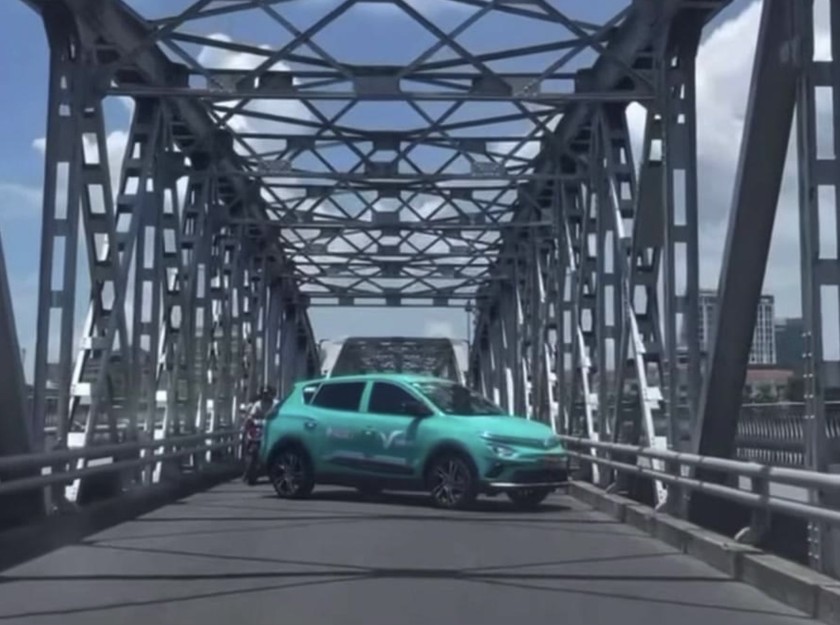 Hình ảnh chiếc xe taxi tự ý quay đầu xe trên cầu Trường Tiền (Ảnh cắt từ video clip). 