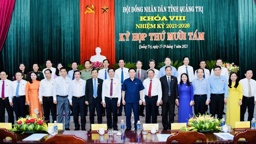Chủ tịch Quốc hội Vương Đình Huệ và lãnh đạo một số ban, bộ, ngành trung ương chụp ảnh lưu niệm với lãnh đạo tỉnh, đại biểu HĐND tỉnh.