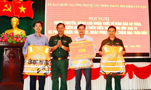 Thượng tá Phan Thắng, Chỉ huy trưởng Bộ Chỉ huy Quân sự tỉnh trao tặng 50 áo pháo cho UBND phường Thuận An.