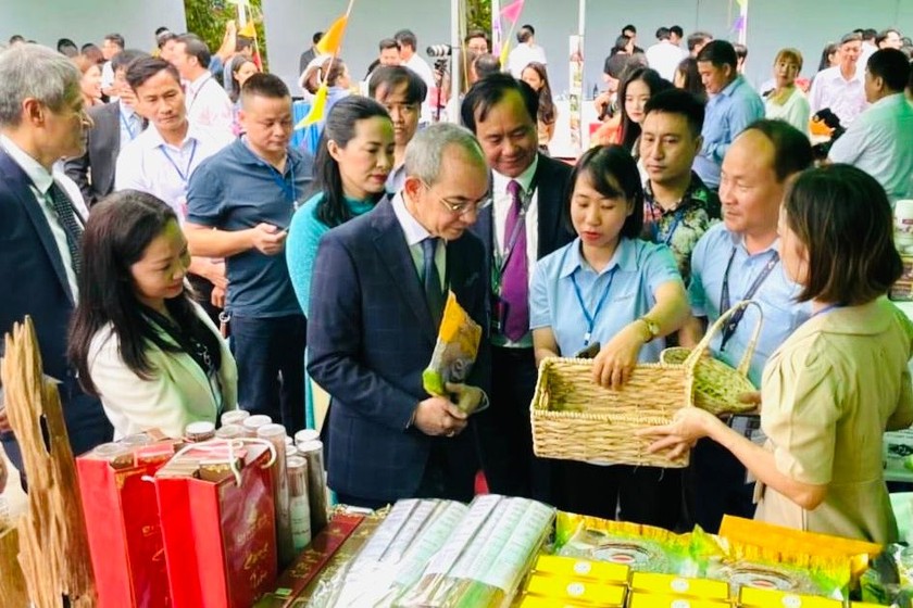 Các đại biểu tham quan một số gian hàng tại không gian trưng bày sản phẩm tiêu biểu Việt Nam - Thái Lan tại Quảng Trị.