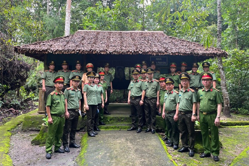 Đoàn công tác Công an tỉnh Thừa Thiên Huế tại chuyến về nguồn.