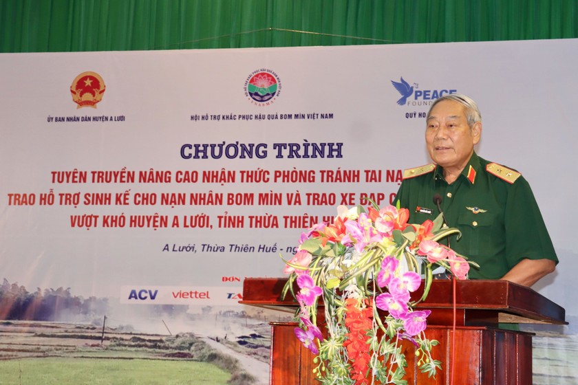 Trung tướng, Anh hùng LLVT nhân dân Nguyễn Đức Soát, Chủ tịch Hội Hỗ trợ khắc phục hậu quả bom mìn Việt Nam phát biểu tại chương trình. 
