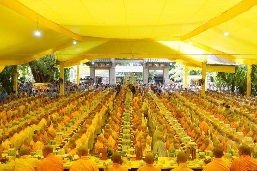 Toàn cảnh lễ cúng dường trai Tăng tại Đại lễ Vu lan - Phật lịch 2567 tại Tổ đình Từ Đàm (TP Huế).