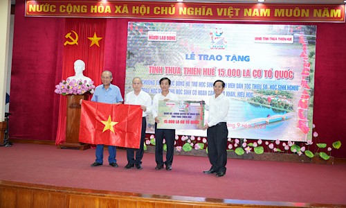 Tặng 15.000 lá cờ Tổ quốc và trao 100 suất học bổng tại Thừa Thiên Huế.
