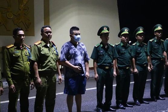 Đồn Biên phòng Cửa khẩu Quốc tế Lao Bảo phối hợp các lực lượng chức năng tiến hành giải cứu anh Nguyễn Đức D.