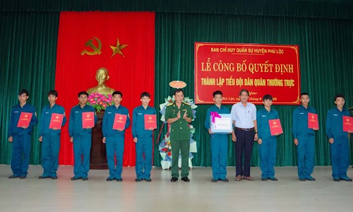 Ban CHQS huyện trao quyết định cho các chiến sĩ dân quân.