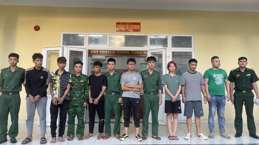 7 đối tượng bị bắt giữ khi đang chuẩn bị vượt biên trái phép từ Việt Nam sang Lào. (Ảnh: Mạnh Hùng)