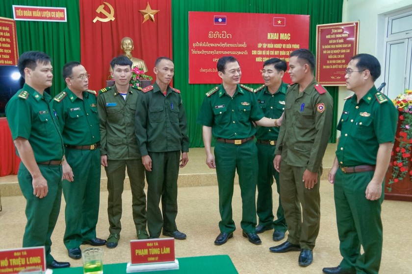 Lãnh đạo Bộ Chỉ huy BĐBP Thừa Thiên Huế trao đổi với các học viên (Ảnh: Võ Tiến).