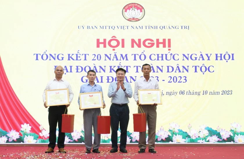 Chủ tịch Ủy ban MTTQ Việt Nam tỉnh Quảng Trị Đào Mạnh Hùng trao bằng khen của Ủy ban Trung ương MTTQ Việt Nam cho 2 tập thể và 1 cá nhân.