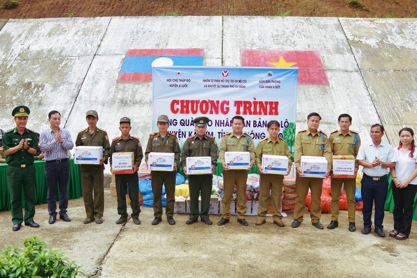 Đại diện các đơn vị tặng quà cho Đồn Công an Tà Vàng và Đại đội Bảo vệ biên giới 531 (ảnh: Võ Tiến).