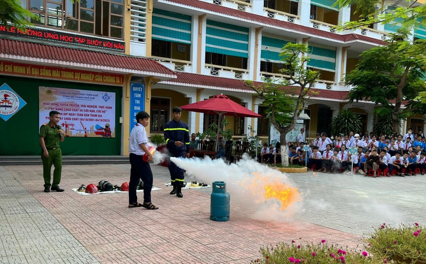 Học sinh trường THCS Duy Tân được thực hành kỹ năng sử dụng bình cứu hoả để dập tắt đám cháy.