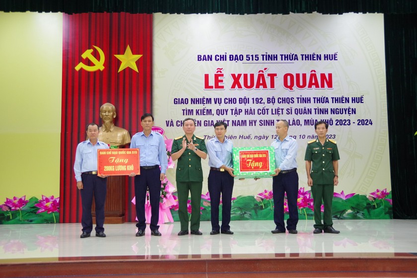 Đại tá Hoàng Tuấn Hiền, Phó Cục trưởng Cục Chính sách, Tổng Cục chính trị Quân đội nhân dân Việt Nam, Phó Chánh văn phòng Ban chỉ đạo Quốc gia 515 tặng quà cho Đội quy tập 192.